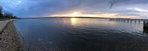 Sun-loungers, beach towels - Relax in Hampton Bays... (Hampton Bays)