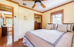 3 bedrooms, desk, travel cot, free WiFi - Relax in Hampton Bays... (Hampton Bays)