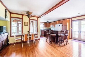 Fridge, microwave, oven, stovetop - Relax in Hampton Bays... (Hampton Bays)