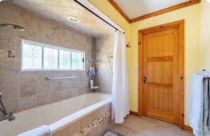 Combined shower/tub, hair dryer, towels, toilet paper - Relax in Hampton Bays... (Hampton Bays)
