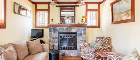 Una Smart TV, una chimenea, libros, un reproductor estéreo