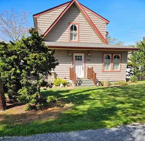 Exterior - Relax in Hampton Bays... (Hampton Bays)