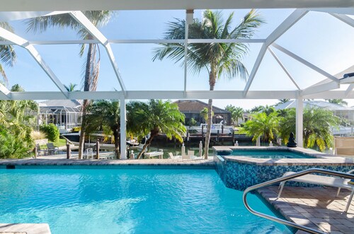 Southend quite area – large pool, spa, kayaks, paddle-boards, bikes pretty dock