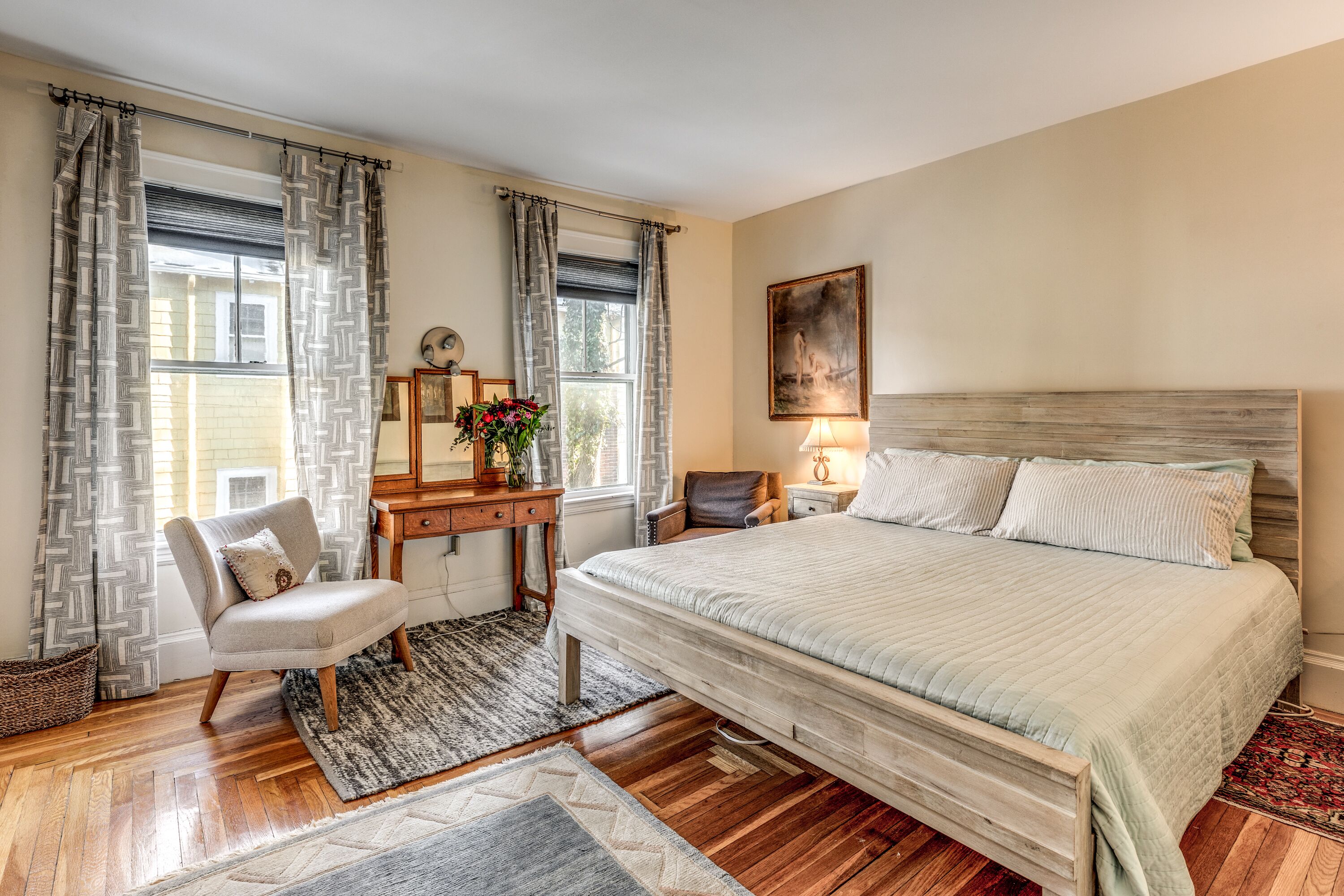 16 Room House on Boston City Line. Sleeps 18. Free parking 