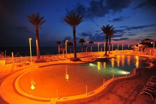 A Beautiful Ocean-Front 2BR at Boardwalk-Romanitic Sunset View