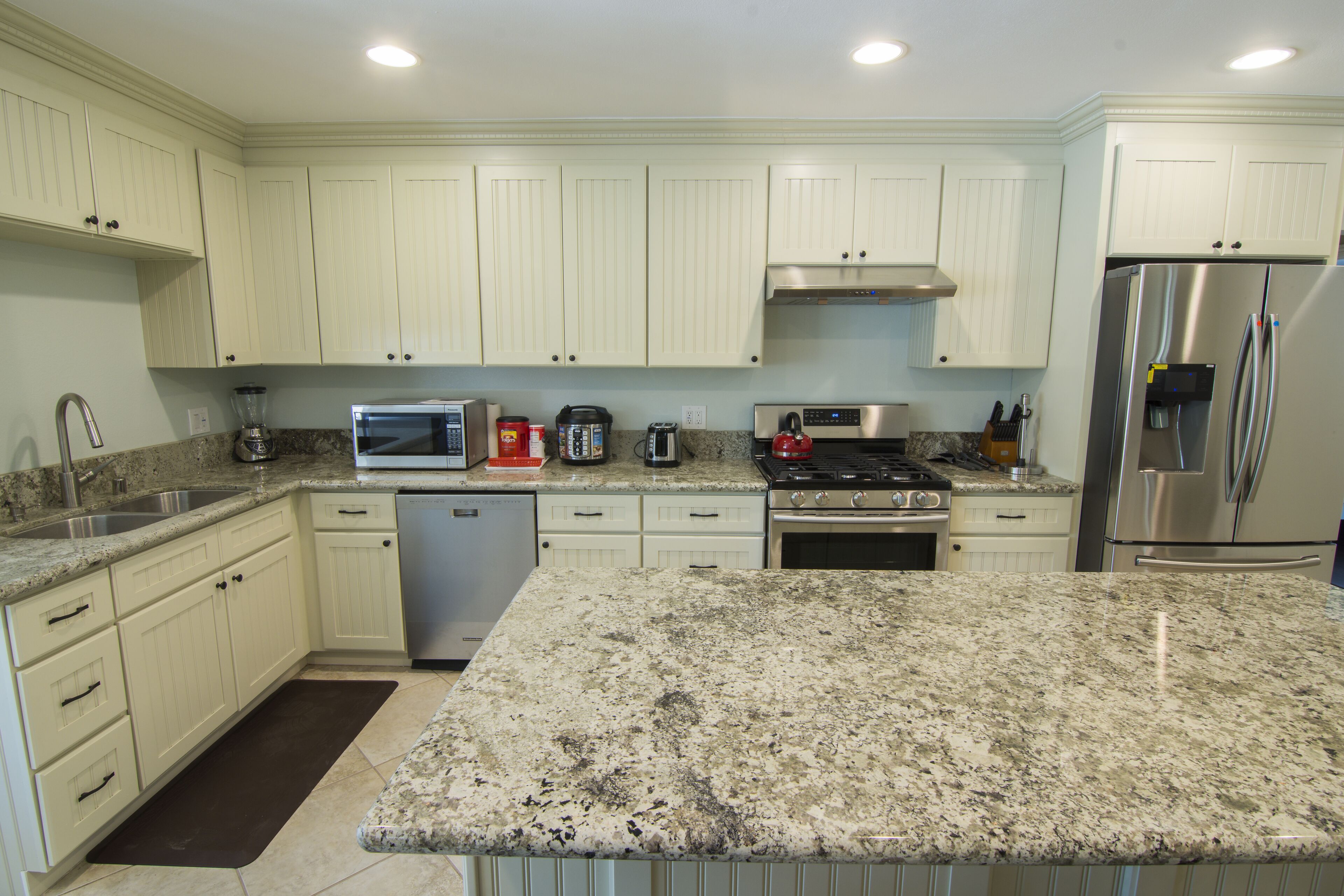 Large home by disneyland, convention, beach, stadium. Anaheim ice rink