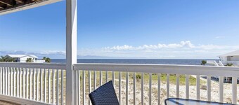 Beachfront!   Miljoonan dollarin näkymä jokaisesta huoneesta!  Ei hirmumyrskyvaurioita!