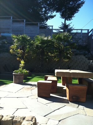 Outdoor dining - Fish on! Tuna are here! Boat parking hot tub and bbq. Pet friendly sleeps 6 (shelter cove)