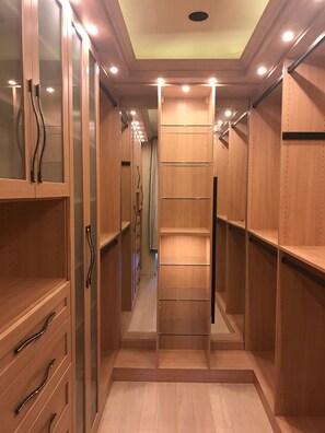 Interior - Fish on! Tuna are here! Boat parking hot tub and bbq. Pet friendly sleeps 6 (shelter cove)