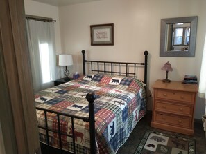 1 bedroom, travel cot, bed sheets - Mountainview Boathouse Apartment. (Delta Junction)