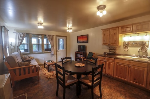 Mountainview Boathouse Apartment.