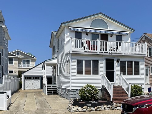 Immaculate Oceanside Cottage, 3/4 BR Seven Houses From Beach