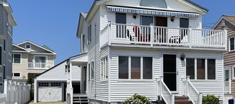 Immaculate Oceanside Cottage, 3/4 BR Seven Houses From Beach