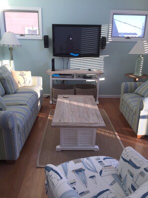 Smart-TV, DVD-spiller, fotballspill og bøker