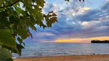 På stranden, liggestole, badehåndklæder