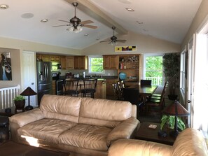 Smart-TV, Kamin, Videospiele, DVD-Player