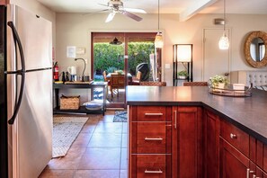 Jääkaappi, mikroaaltouuni, uuni, liesi