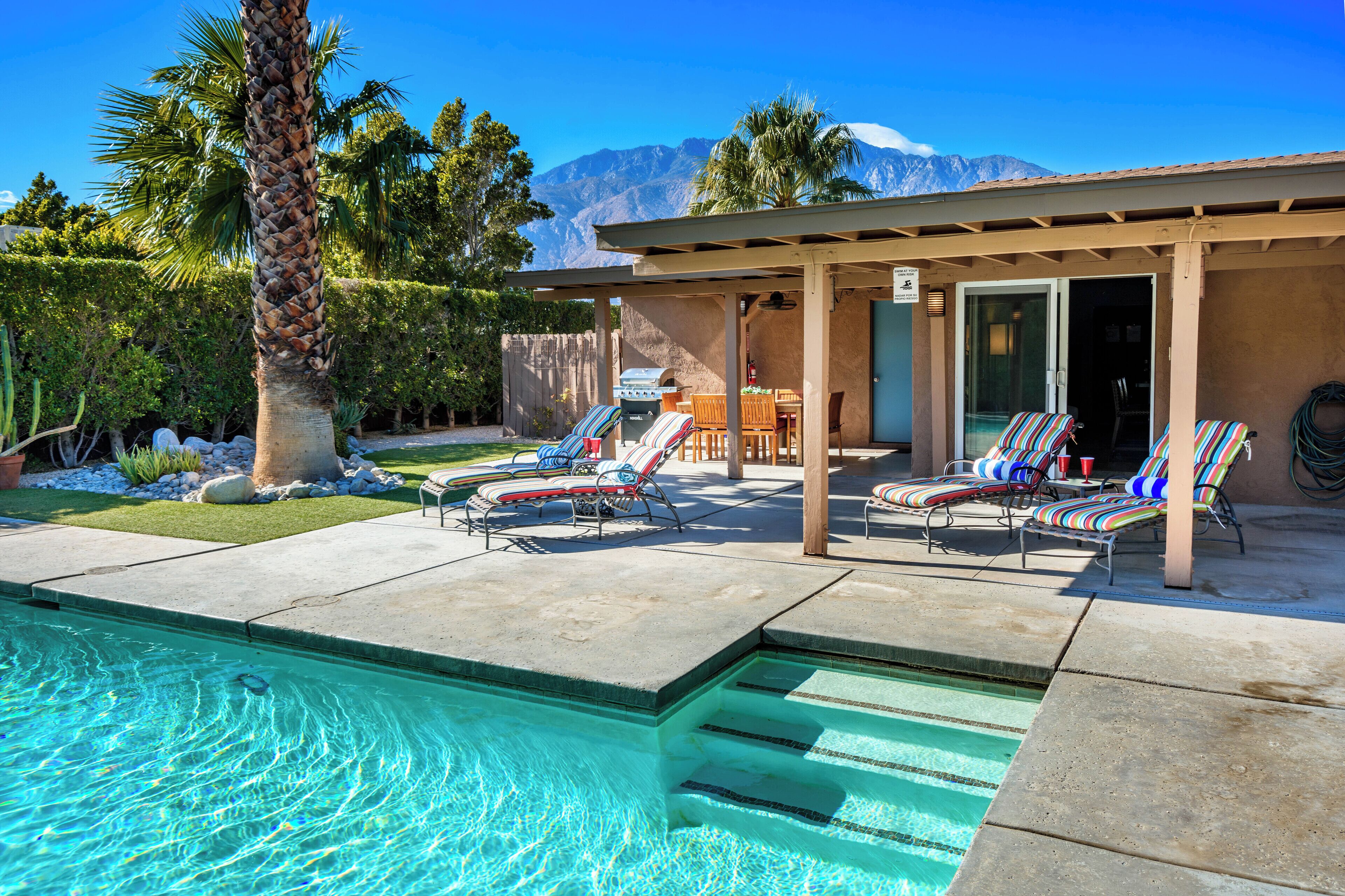 Una piscina al aire libre, una piscina climatizada