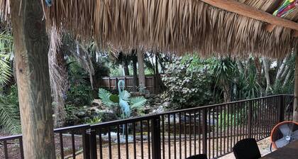 Quiet Neighborhood Pool Home Close To Everything