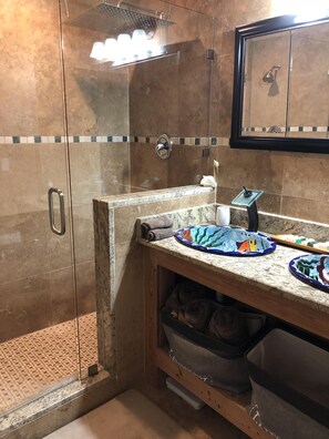 Ensemble douche/baignoire, sèche-cheveux, serviettes fournies