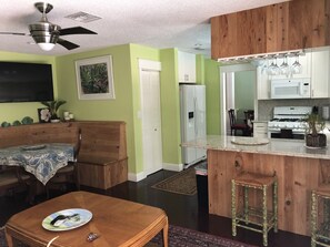 Réfrigérateur, four à micro-ondes, un four, surface de cuisson