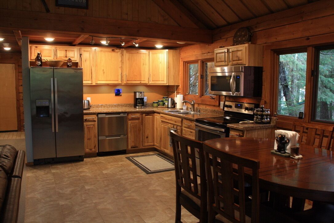 Perfect Location! Cozy And Quiet Log Cabin; Walking Distance To Ski Lifts!!
