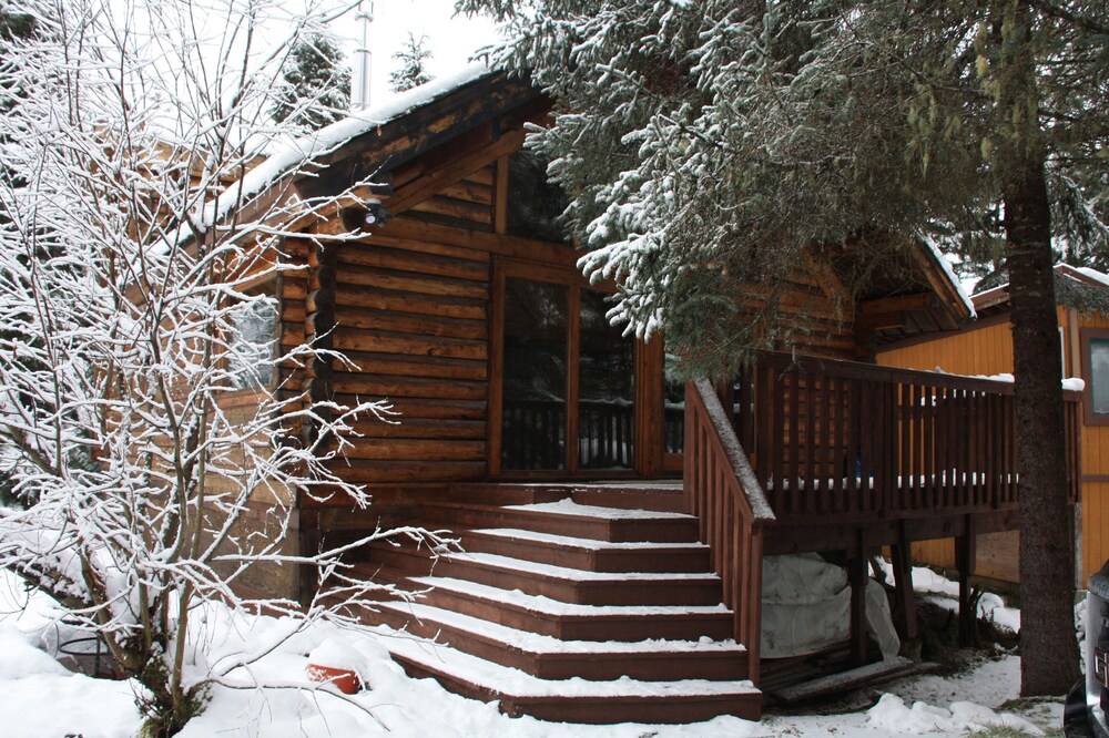 Perfect Location! Cozy And Quiet Log Cabin; Walking Distance To Ski Lifts!!