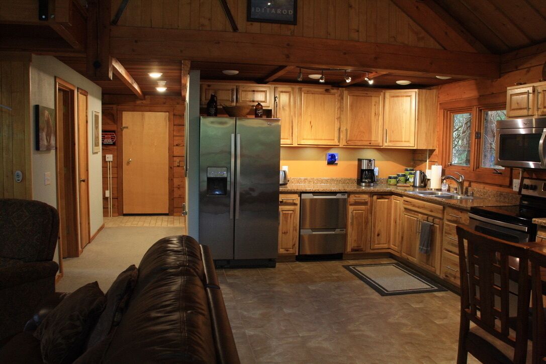 Perfect Location! Cozy And Quiet Log Cabin; Walking Distance To Ski Lifts!!