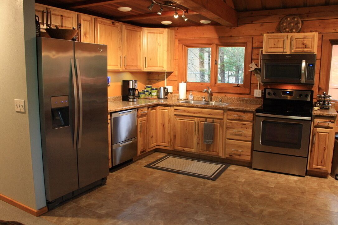 Perfect Location! Cozy And Quiet Log Cabin; Walking Distance To Ski Lifts!!