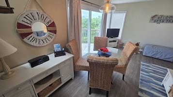 智能电视、DVD 播放器、书