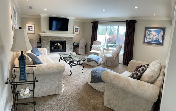 Smart TV, fireplace, stereo