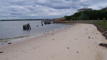 Vlak bij het strand, ligstoelen aan het strand
