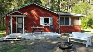 Outdoor dining - FISHERMANS CABIN UP ROCK CREEK  30 MINUTES FROM MISSOULA MONTANA  (Clinton)