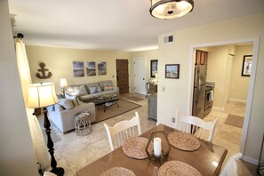 Smart TV, Netflix, Hulu, DVD player