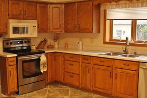 Een koelkast, een microgolfoven, een oven, een kookplaat