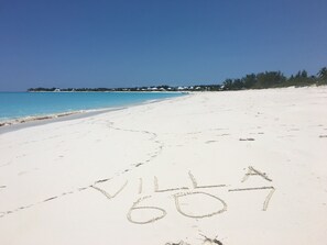 A beach with footprints leading to a villa marked "Villa 600". - Vacation in paradise in Villa 607 (Treasure Cay)