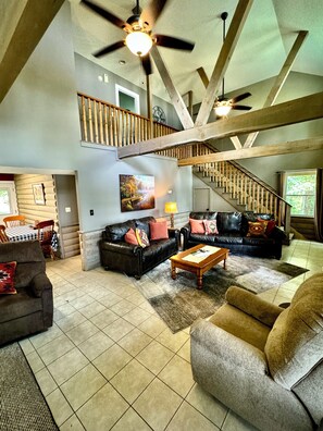 Smart-tv, een open haard en een dvd-speler