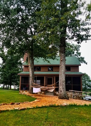 Property grounds - Wilson Lake,Private dock RTJ Golf Close by  Last min Discount for the Holiday’s (Town Creek)