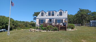 Classic Chappy Beach House, utsikt over vannet, nær vannet