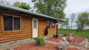 Een houten lodge met een bord waarop staat: Bear Lake Lodge.