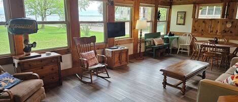 Télévision, lecteur de DVD, livres