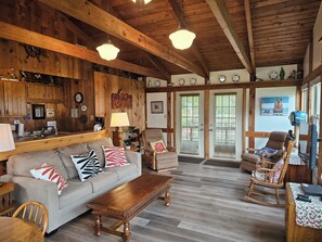 Téléviseur, lecteur de DVD, livres