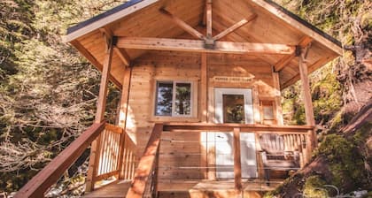 Pepper Creek Cabin ubicado en su propia playa privada.