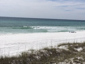 A beach with white sand and calm ocean waves. - RENOVATED! 🎉 SNOWBIRDS welcomed. Inquire for special rate. 😁Let’s make a deal! (Miramar Beach)