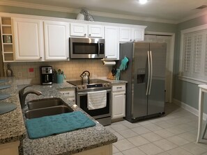 冰箱、微波炉、烤箱、炉灶