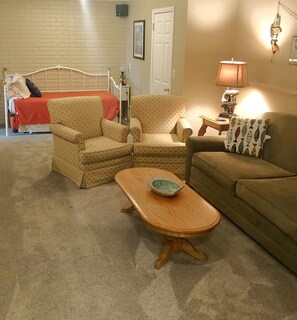 8 bedrooms, iron/ironing board, free WiFi, bed sheets - 8MM Lake view/cove fun! Great for groups-2 kitchens, 3 decks, 2 docks, Sleep 18! (Sunrise Beach)