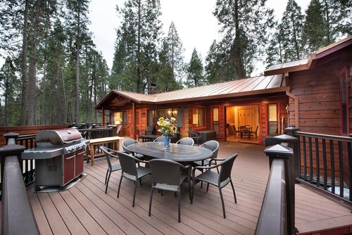Tervetuloa Yosemite Buss Lopeta!  Tämä Yosemite mökki on käytettävissä ympäri vuoden vuokrat