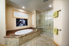 Shower, hair dryer, towels - Buss Stop (Wawona)
