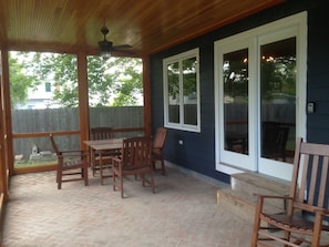 Outdoor dining - Carpenter St. Cottage In the Heart of St Michaels Village - Large Screened Porch (Saint Michaels)