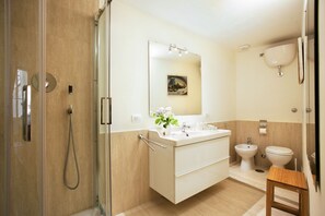 Duschwanne, Haartrockner, Bidet